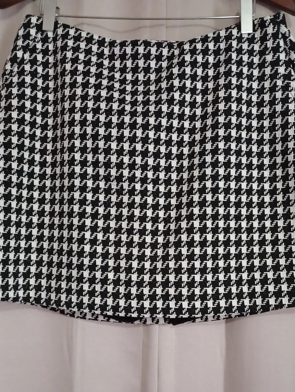 CAbi Passport Houndstooth Black White Mini Skirt Shorts Pockets Stretch Classic
